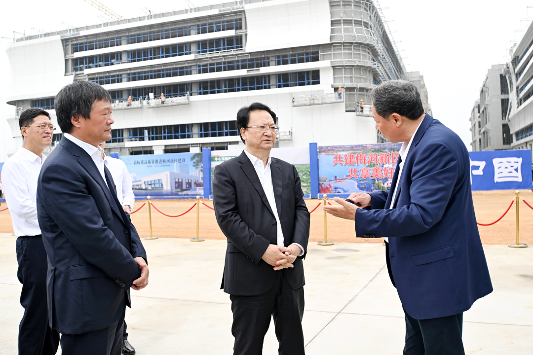 9月9日，省委書(shū)記景俊海到梅河口市調研，在梅河皓月肉牛產(chǎn)業(yè)綜合加工項目現場(chǎng)詳細了解肉牛養殖、加工、交易全產(chǎn)業(yè)鏈運行情況。.png